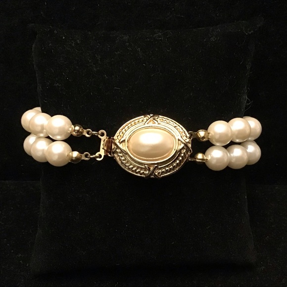 Vintage Jewelry - VINTAGE 80’s FAUX PEARL BRACELET